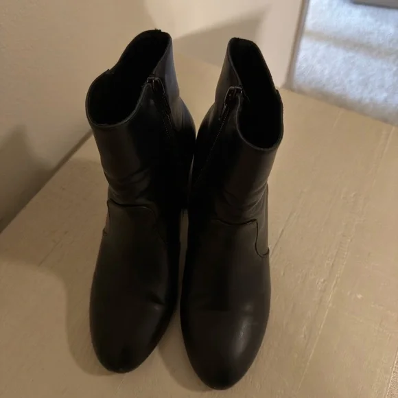 Elegant Black Ankle Boots - Picture 3 of 3
